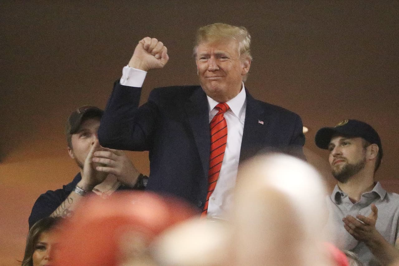 Trump sonrió ante lo sucedido y disfrutó del partido en uno de los palcos del estadio.