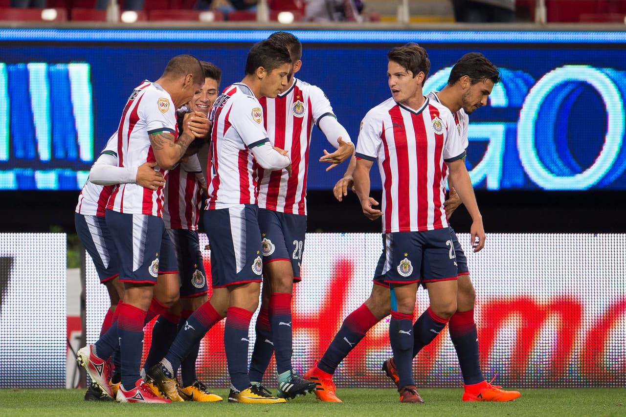Si bien las Chivas ya no tienen posibilidades en este torneo, el gol y la victoria se festejó en grande.