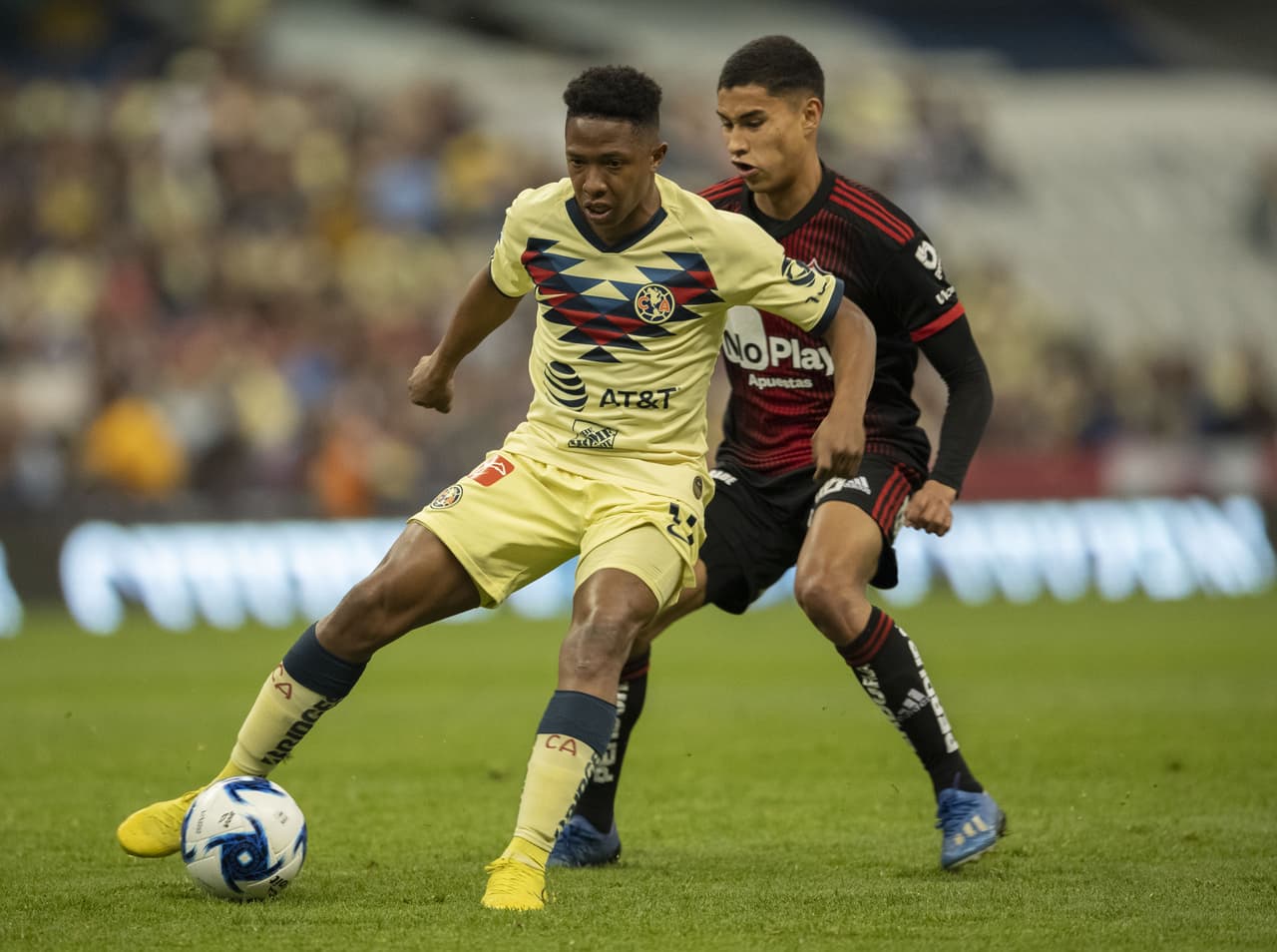 Andrés Ibarguen aguanta la pelota para que su compeñero Luis Fuentes le haga la pasada por la banda.