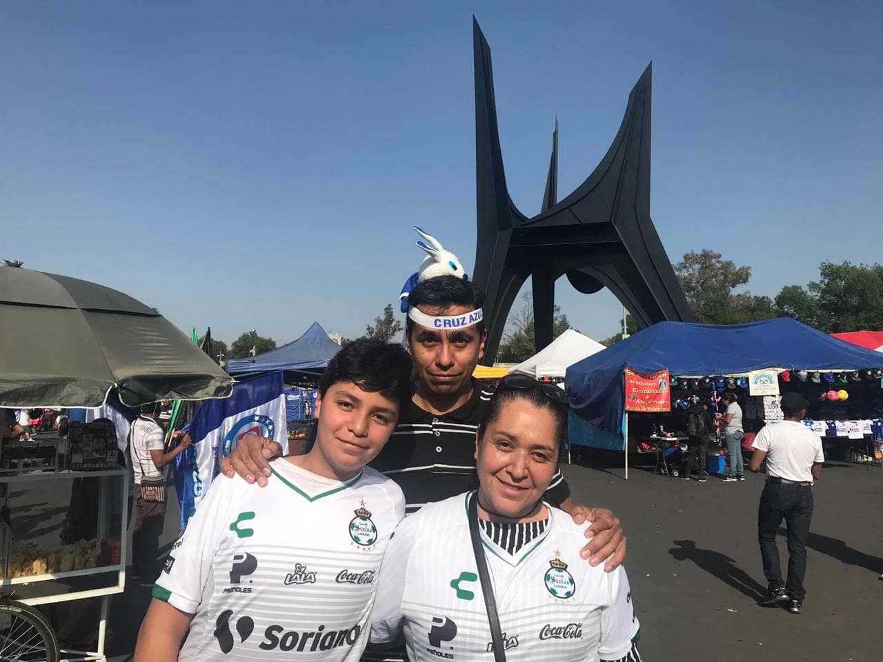 Los fanáticos viven la antesala del duelo entre Cruz Azul y Santos Laguna por la jornada 7 del
<a href="https://www.univision.com/deportes/futbol/liga-mx/*">Clausura 2019 de la Liga MX</a>.