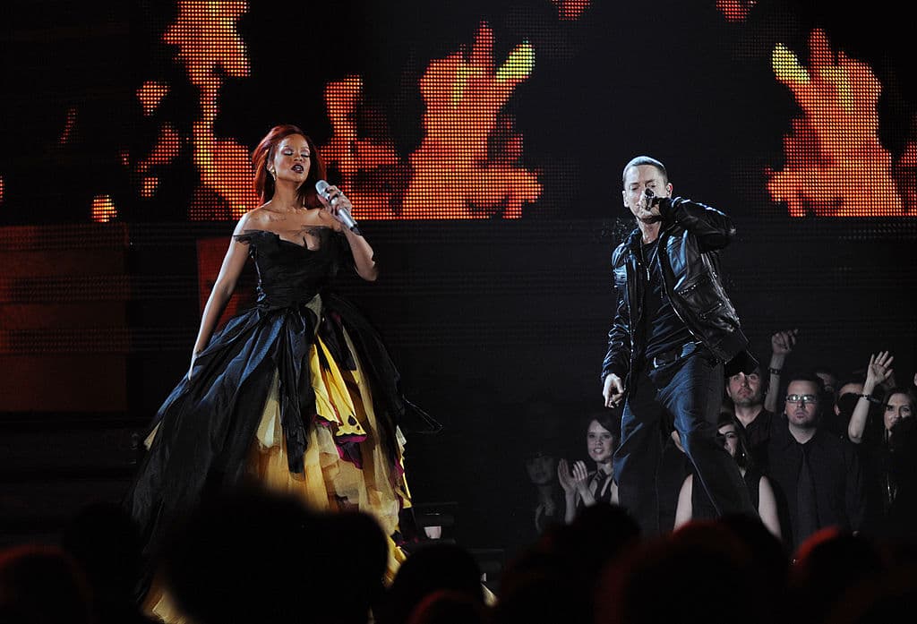 "Si alguna vez intenta irse de nuevo / la ataré / a la cama y prenderé fuego a esta casa", es un extracto de la canción.