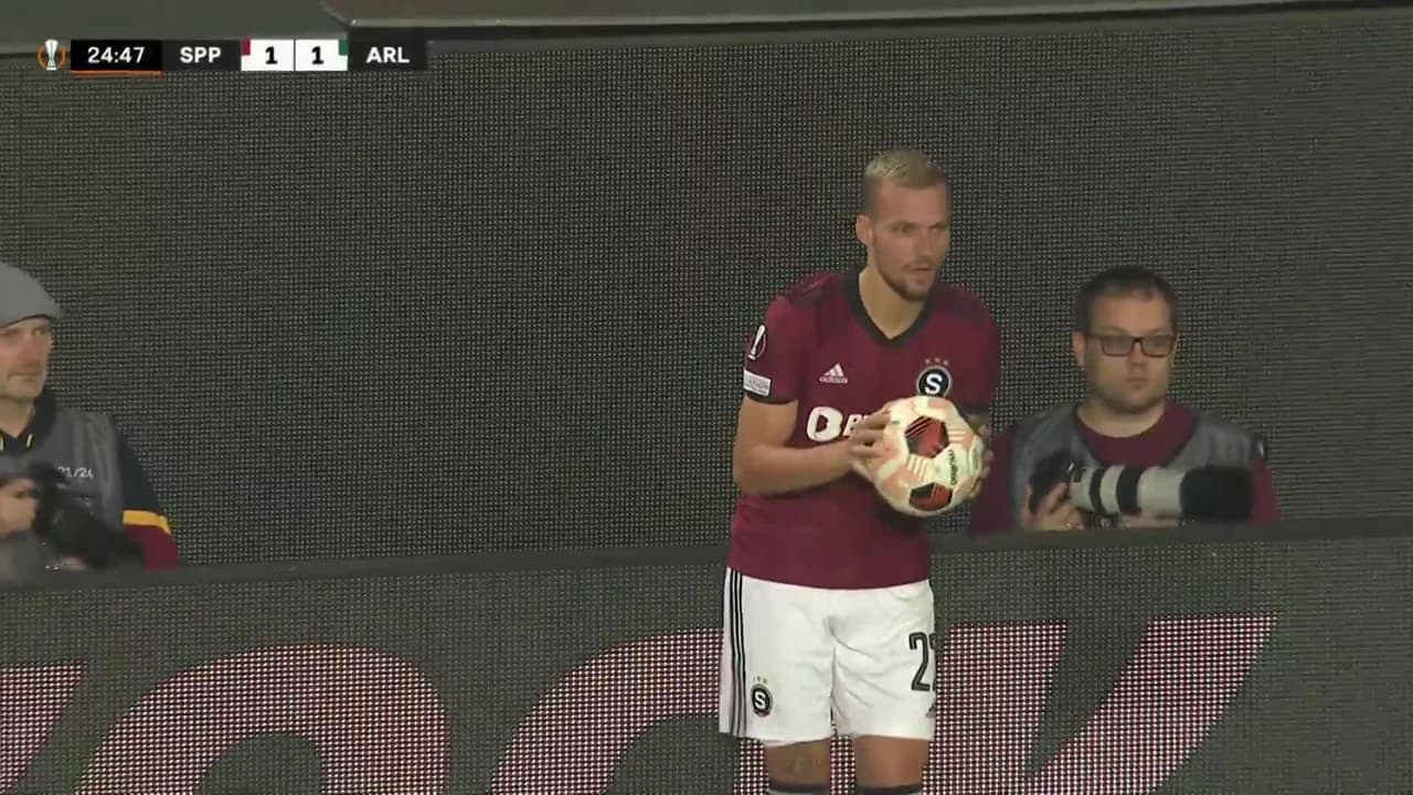 ¡GOL!  anota para Sparta Prague. Ladislav Krejcí