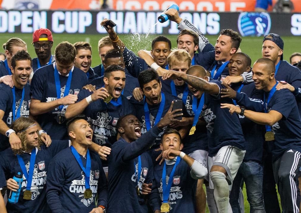 La selfie del campeón en los festejos del Sporting Kansas City.
