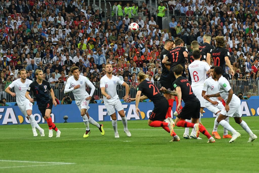 Con el balón en el aire, los jugadores de ambos equipos fueron espectadores ansiosos del final de este remate.