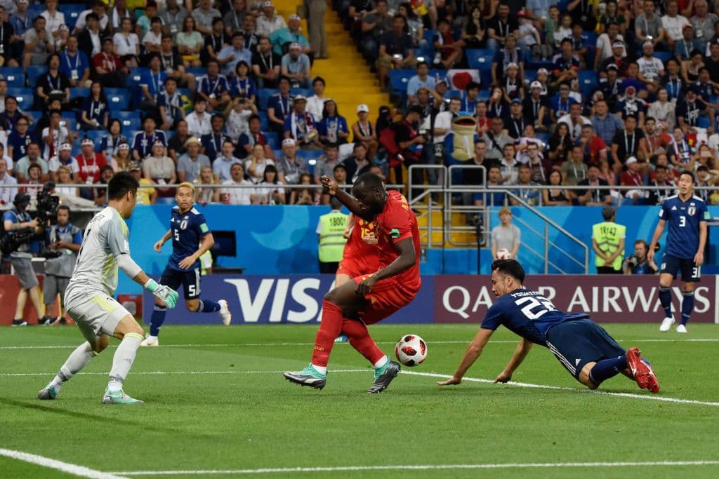 Una de las jugadas de mayor dramatismo para Japón en la primera parte: una llegada que erra Lukaku ante la desesperación de Eiji Kawashima, arquero nipón, y del defensa Yoshida.