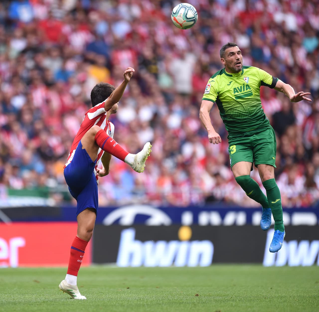 Anaitz Arbilla de SD Eibar salta por el balón.