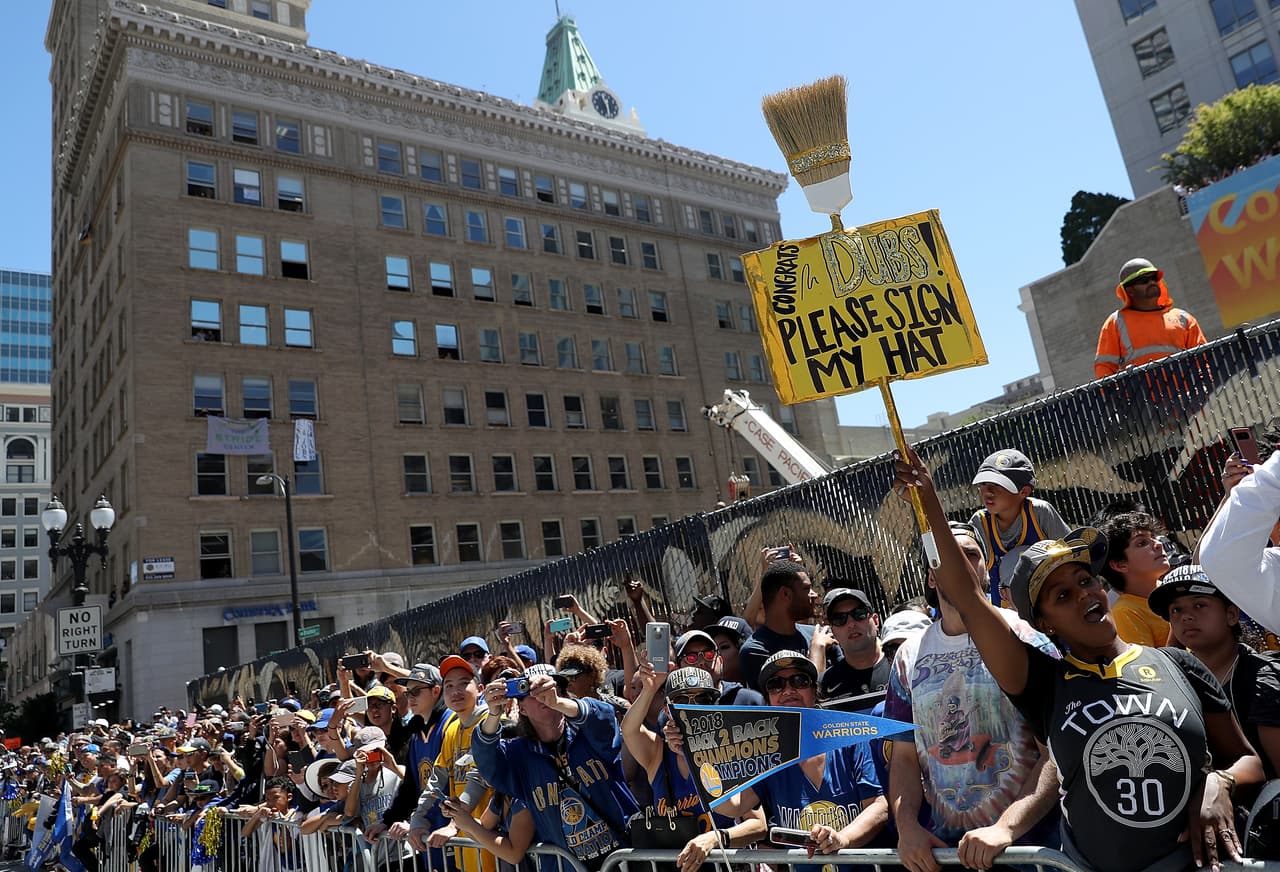 Miles de aficionados de los Golden State vivieron la celebración en un gran ambiente. Curry, Durant, Klay Thompson, Draymond Green y demás disfrutaron de su nueva victoria en el mejor baloncesto del mundo, la NBA.