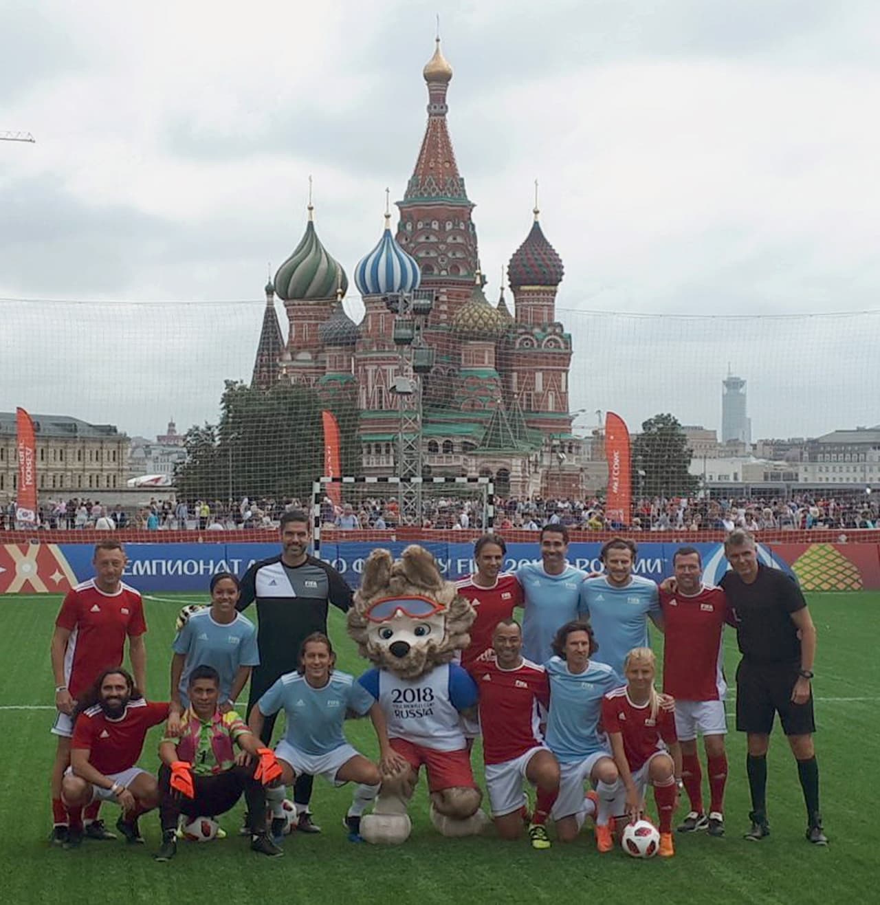 El brasileño Cafú, el uruguayo Diego Forlán y el alemán Lothar Matthäus fueron otras de las figuras presentes.