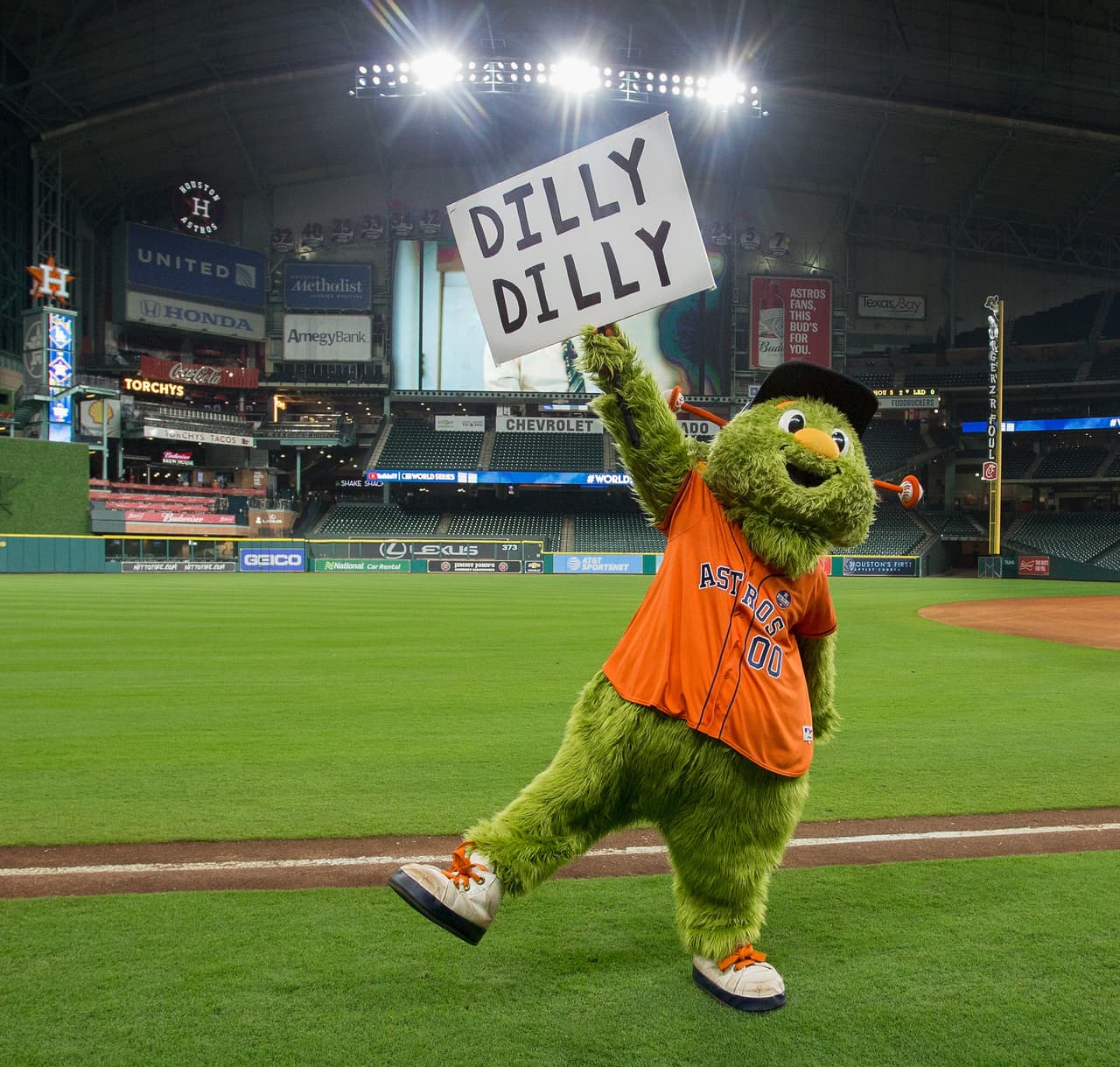 La alegría y emoción se tomó a los todos los hinchas de Houston Astros campeón de la Serie Mundial, entre los más jóvenes y algunas bellas mujeres, en una celebración gigante.