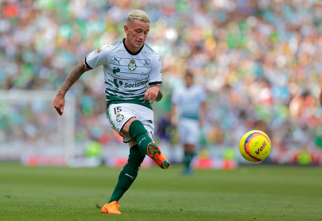TORREON, MEXICO - APRIL 22: Brian Lozano of Santos kicks the ball during the 16th round match between Santos Laguna and Pumas UNAM as part of the Torneo Clausura 2018 Liga MX at Corona Stadium on April 22, 2018 in Torreon, Mexico. (Photo by Manuel Guadarrama/Getty Images)