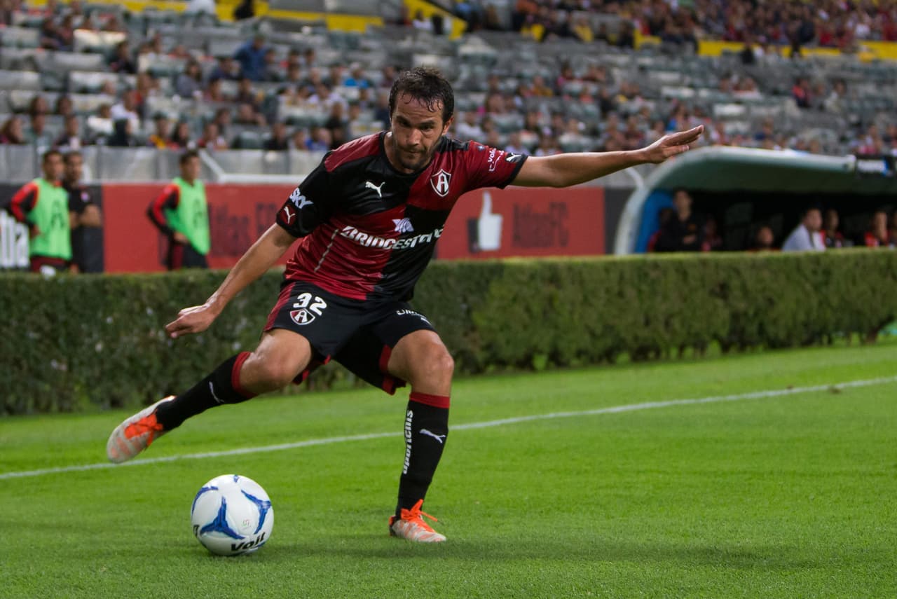 Álvaro González, Atlas.- El jugador del equipo rojinegro perjudicó a su equipo al intentar cortar un balón que Rubens Sambueza intentó centrar para barrerse y mandar el balón en su propia portería.