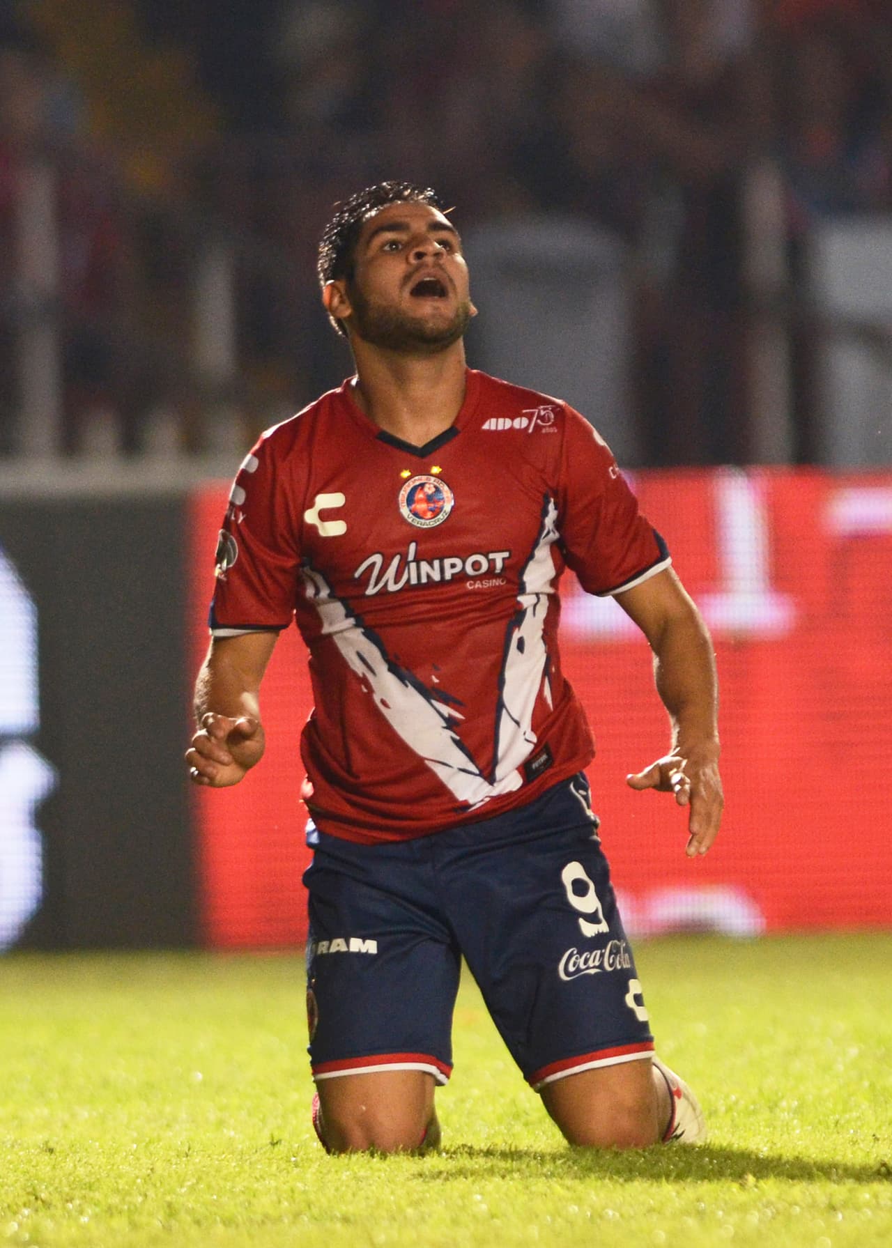 Daniel Villalva, Veracruz.- El delantero argentino perdió la cabeza al llegar de manera brusca y sin balón de por medio a Luis Montes de León, recibiendo el cartón rojo directo y dejar a su equipo con 10 jugadores en la derrota contra los Verde Esmeralda.