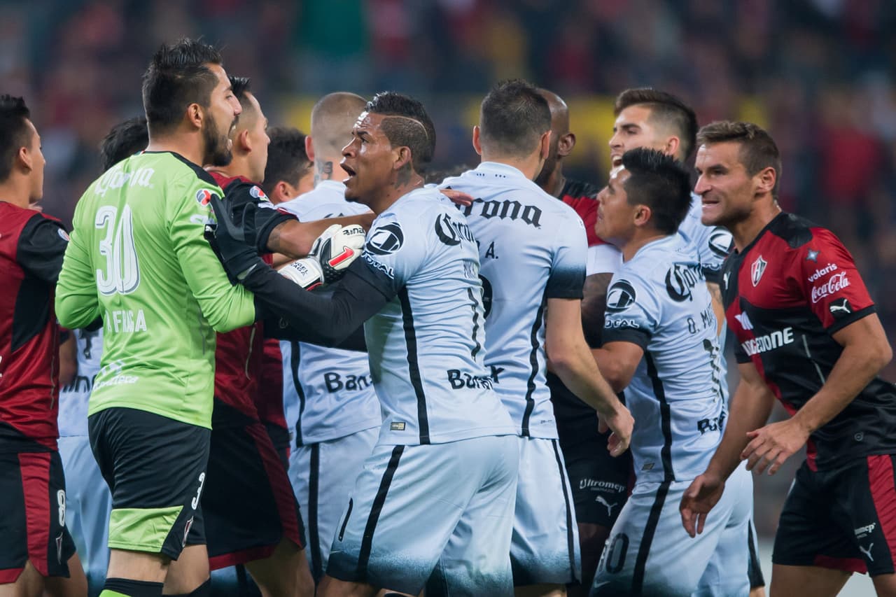 Michael Arroyo, América.- Después de que su compañero Rubens Sambueza recibió una dura entrada por parte de Walter KAnneman, Micky se lanzó sobre él para darle un codazo, provocando que el árbitro central le mostrara el cartón rojo y dejando a su equipo con 10 jugadores.