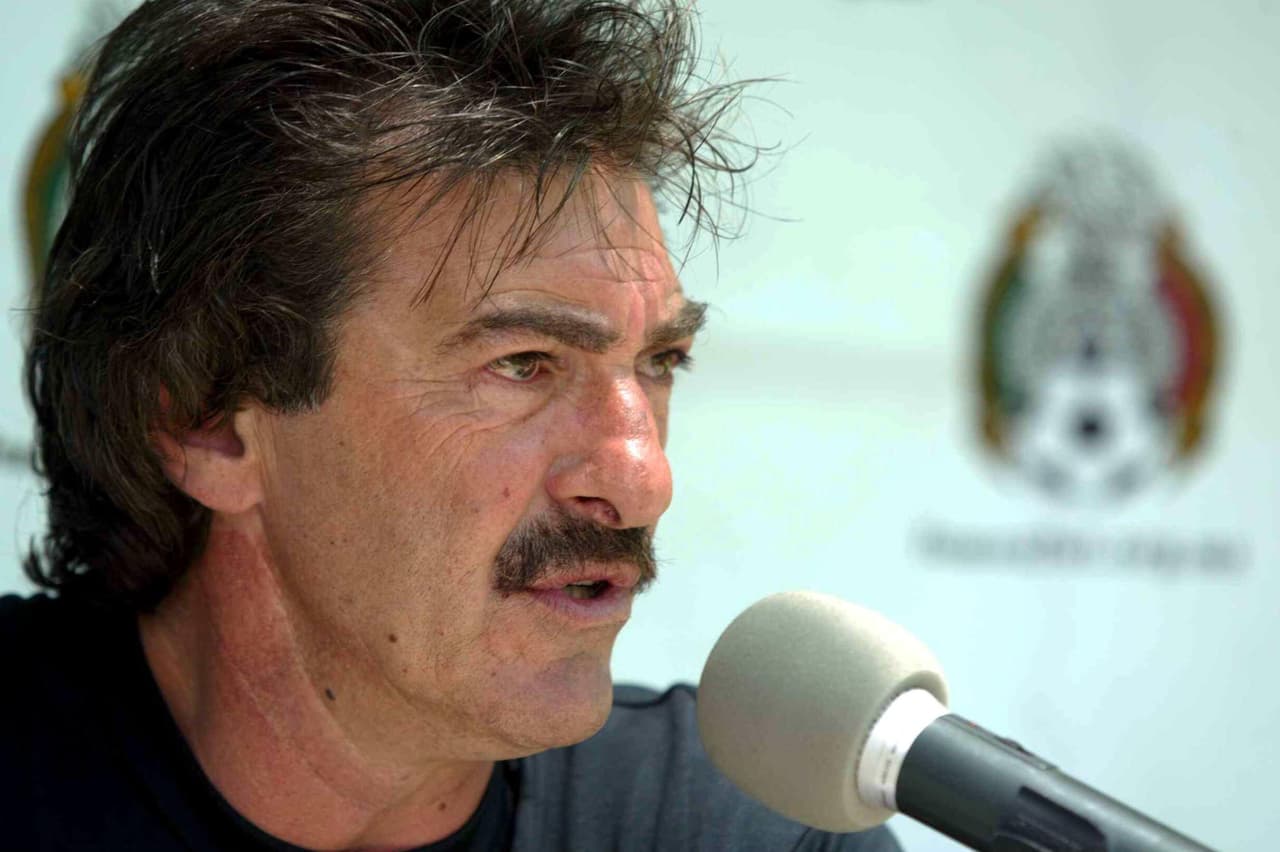Pasaron 10 años para que un argentino se volvieron a poner al frente de México. Fue Ricardo La Volpe en el 2002 después de un largo recorrido en el fútbol nacional.