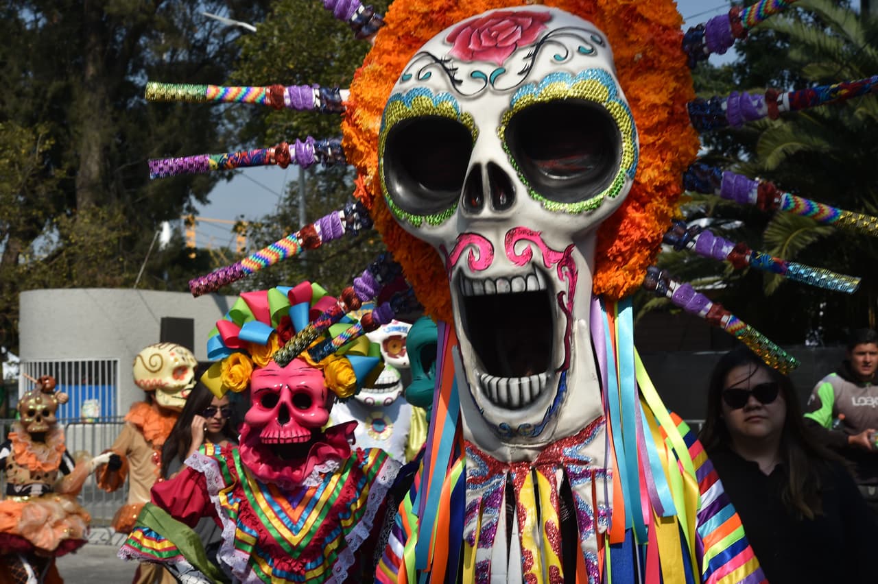 Los disfraces típicos de la tradicional celebración del Día de los Muertos se tomó la previa del Gran Premio de México en la Fórmula 1, con un colorido que le dio un condimento especial.