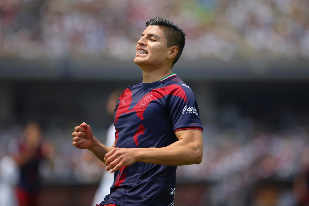 El delantero Alexis Vega no tuvo suerte en la definición y Chivas se quedó con las ganas de llevarse un punto de Ciudad Universitaria.