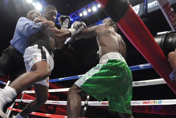 El referí Robert Byrd se lanzó a parar la pelea ante la fata de respuesta de Kayode.