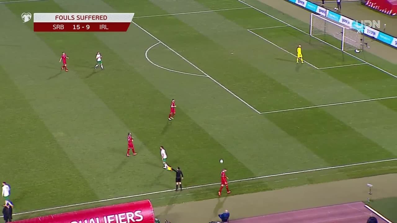 ¡GOL!  anota para Irlanda. James Collins