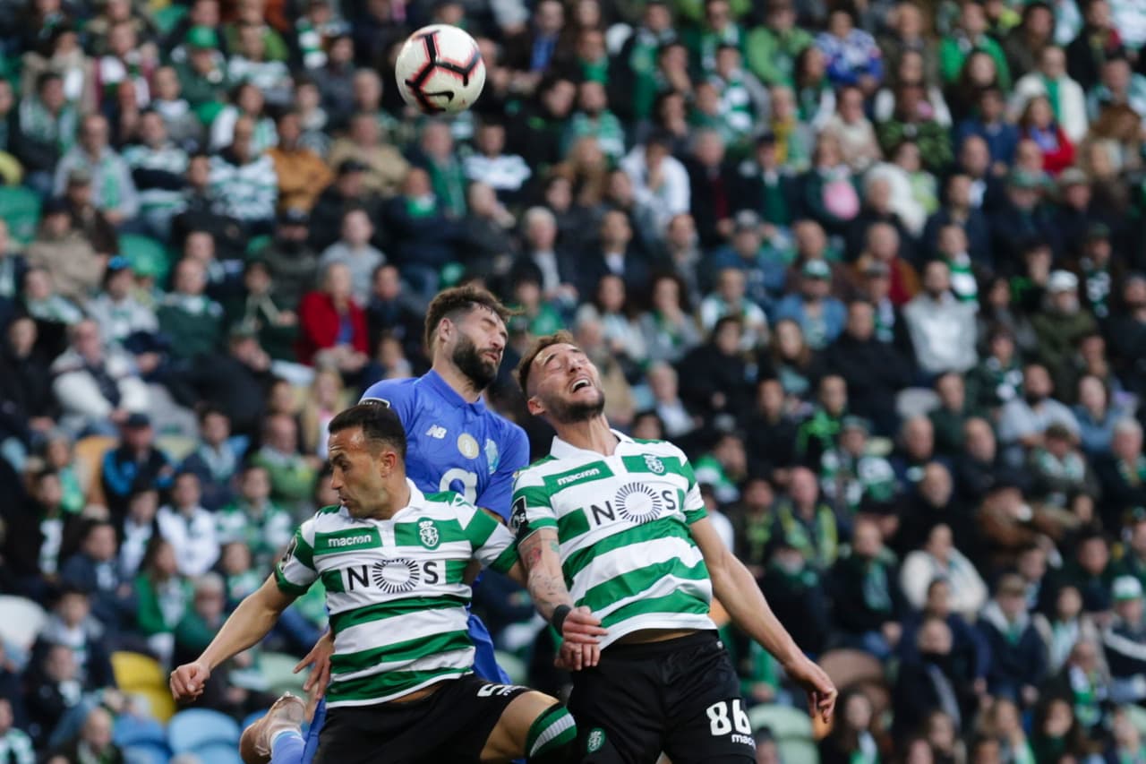 Dada la rivalidad y el estatus de ambos equipos, el juego fue por demás intenso, interesante y disputado en cada tramo del campo. Aquí una clara muestra de ello.