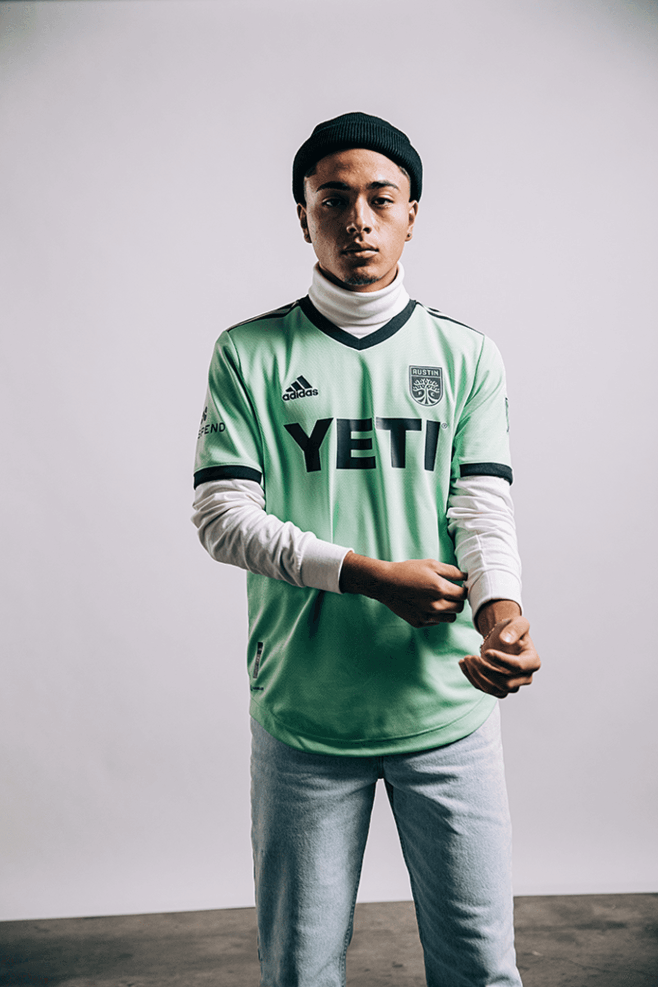 La casaca está adornada con vivos en color negro.