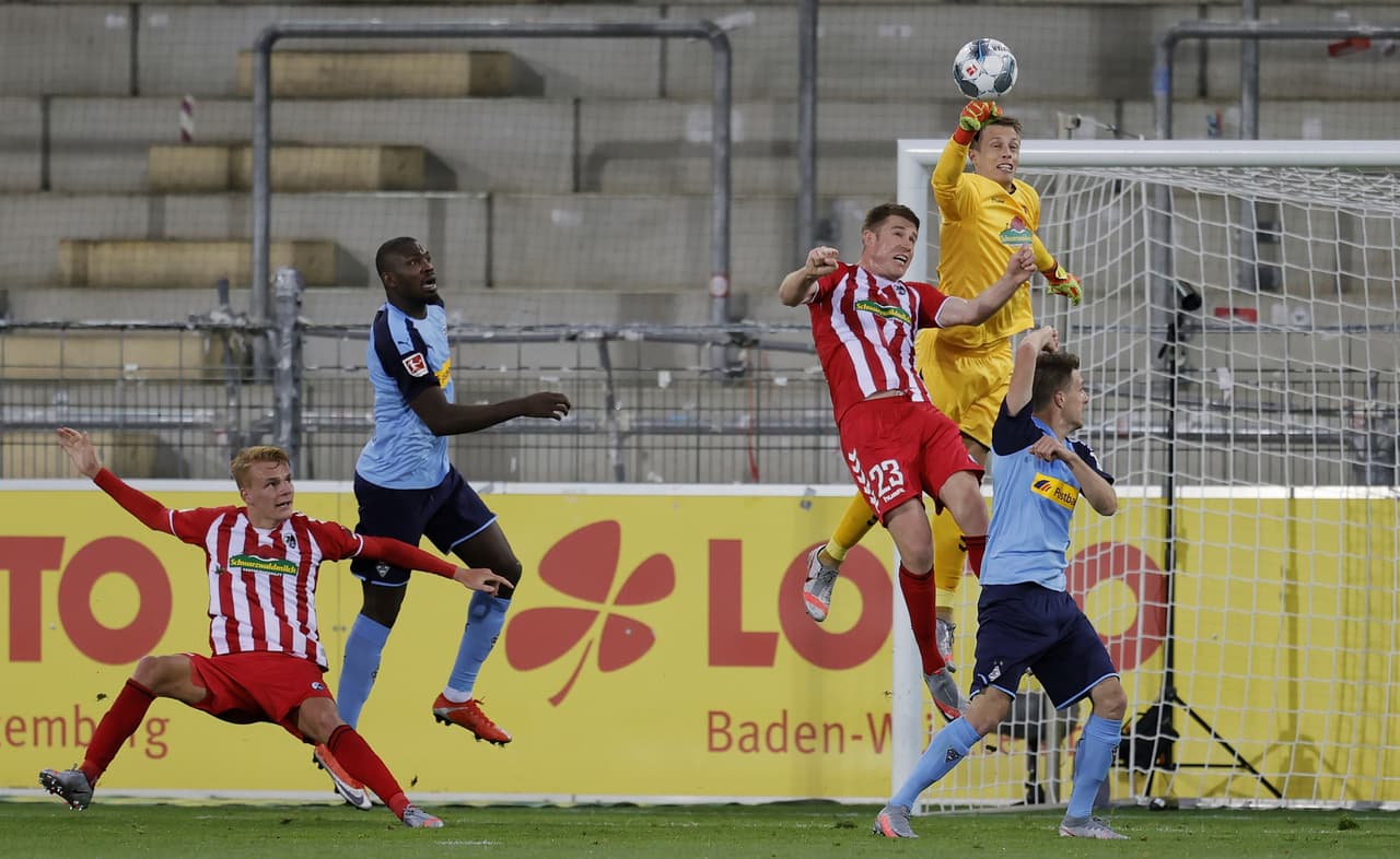 A los 15’ de juego Schwolow fue clave para evitar que los visitantes rompieran el cero en el marcador.