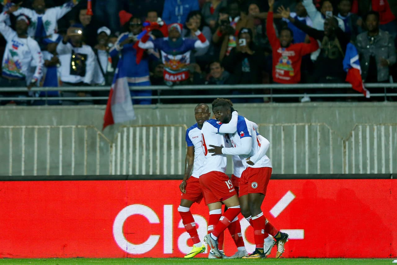 En el medio tiempo, Rueda mandó cambios de medio campo para ganar control con los ingresos de Pablo Hernández y de Erick Pulgar. Castillo ya no salió a jugar para la segunda mitad.