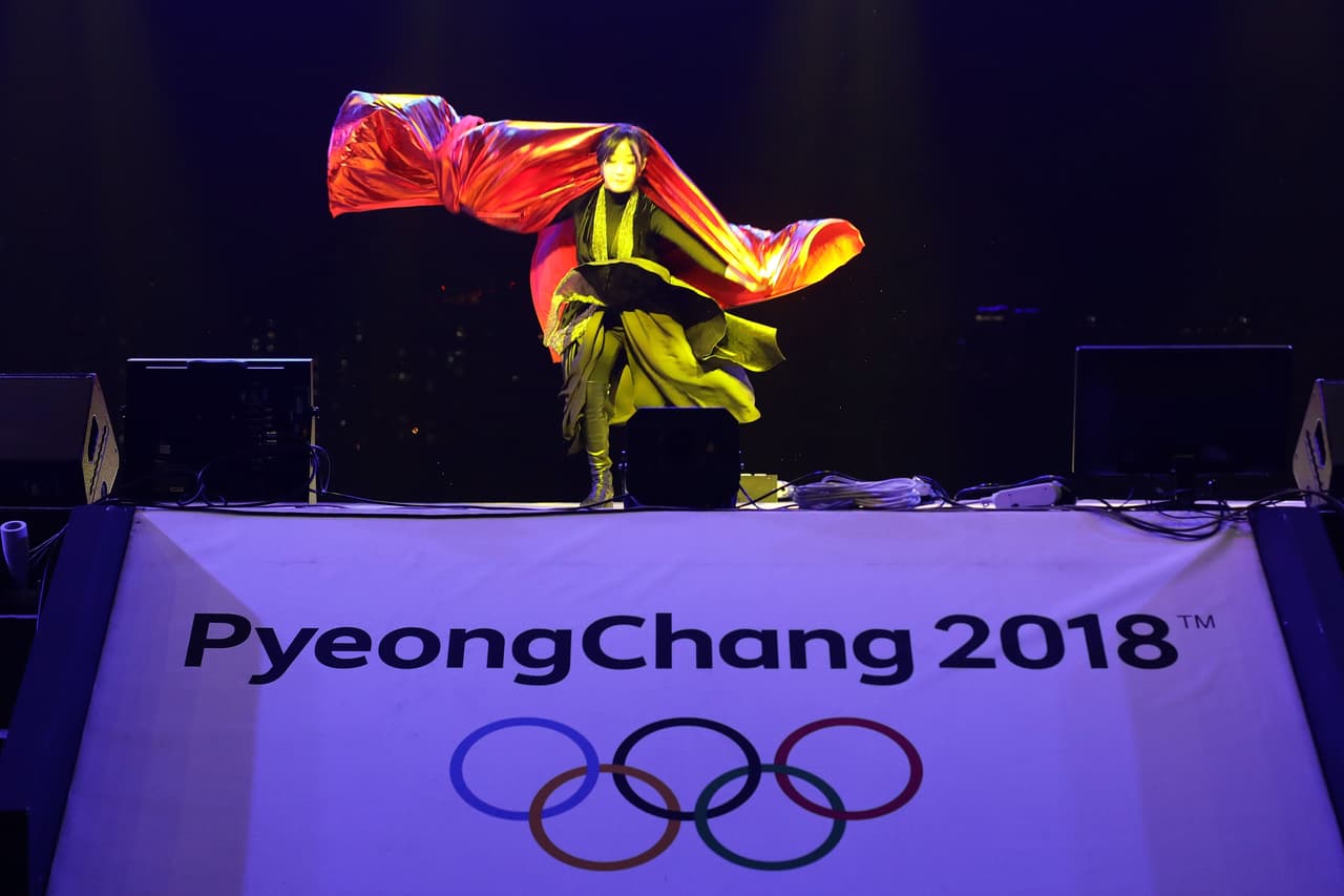 SEOUL, SOUTH KOREA - JANUARY 16: South Korean artists perform on stage during the PyeongChang 2018 Winter Olympic Games torch relay on January 16, 2018 in Seoul, South Korea. (Photo by Chung Sung-Jun/Getty Images)