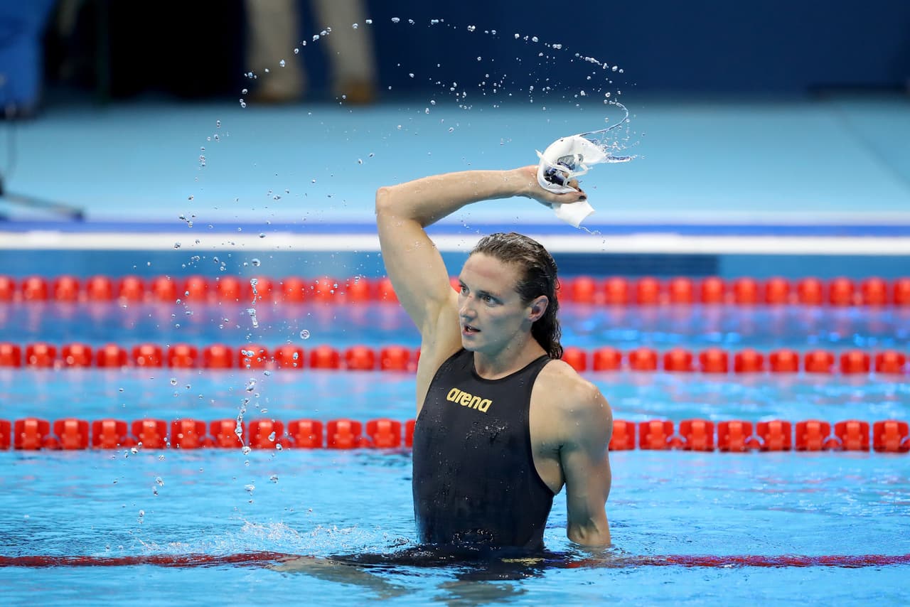 La nadadora Katinka Hosszu (Hungría) celebra la medalla de oro y un nuevo récord mundial en la final de los 400 individual.