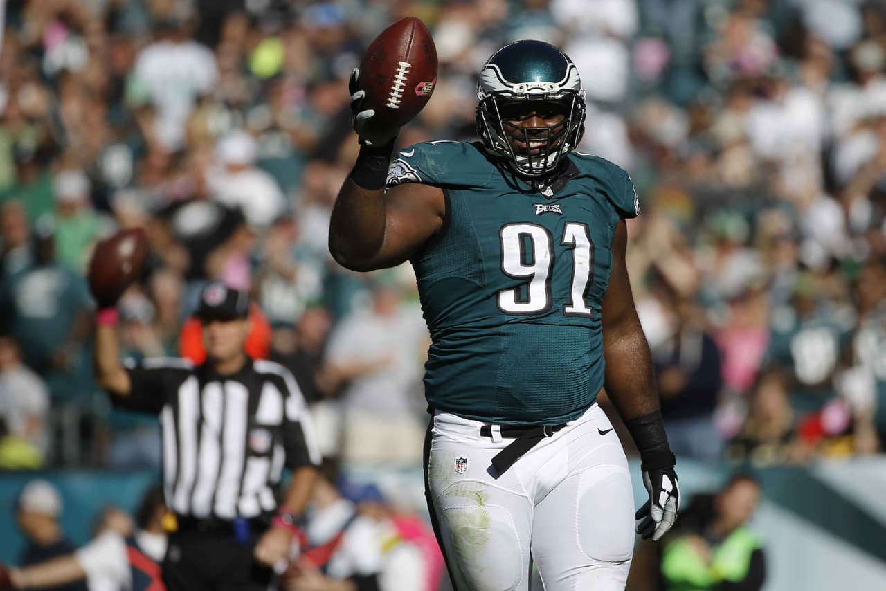 Fletcher Cox forzó dos balones sueltos en capturas de quarterback y los Philadelphia Eagles vencieron a los New Orleans Saints 39-17 (AP-NFL).