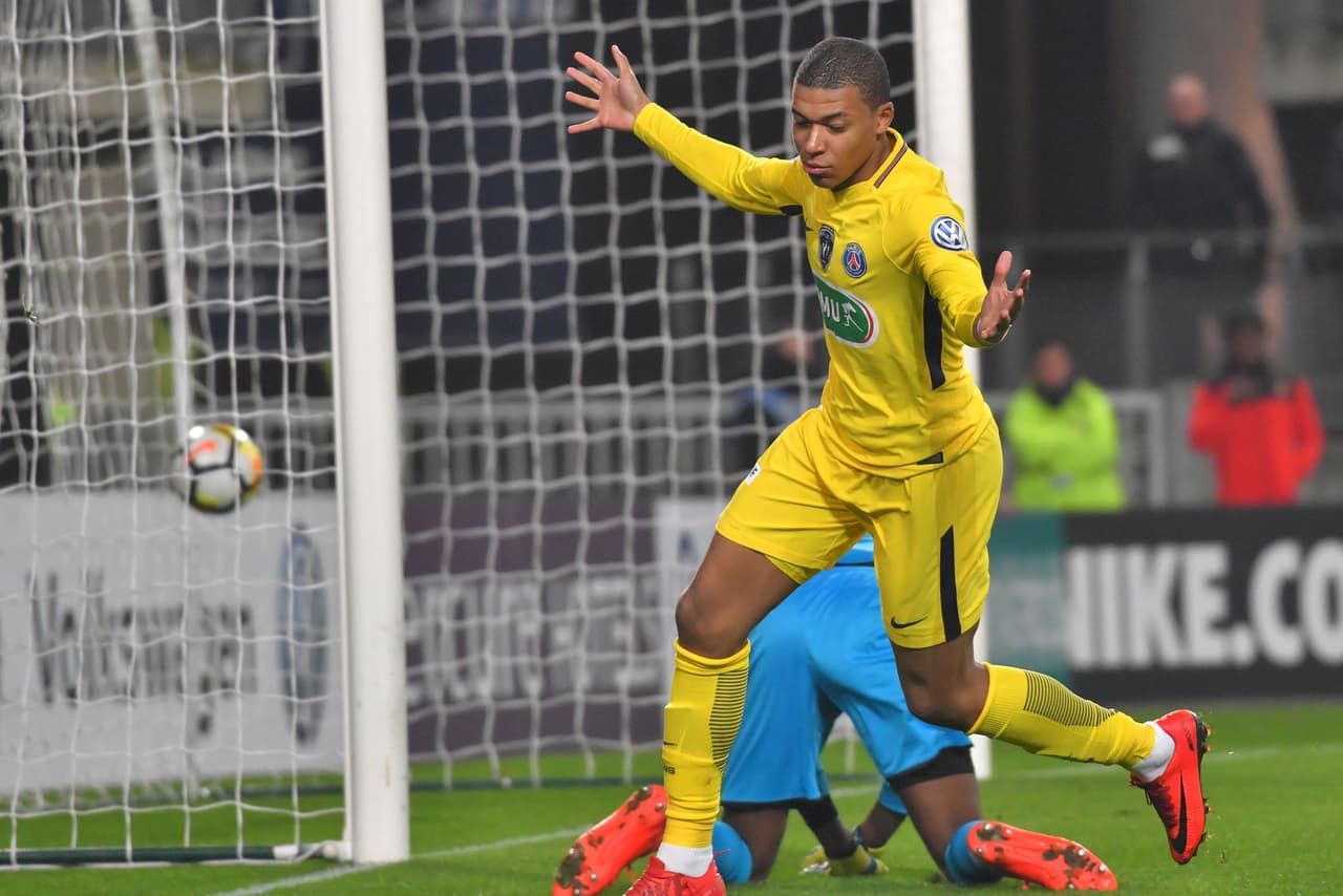 El primer gol llegó al minuto nueve, unos después de que el propio Kylian Mbappé fallara una clarísima debajo del arco.