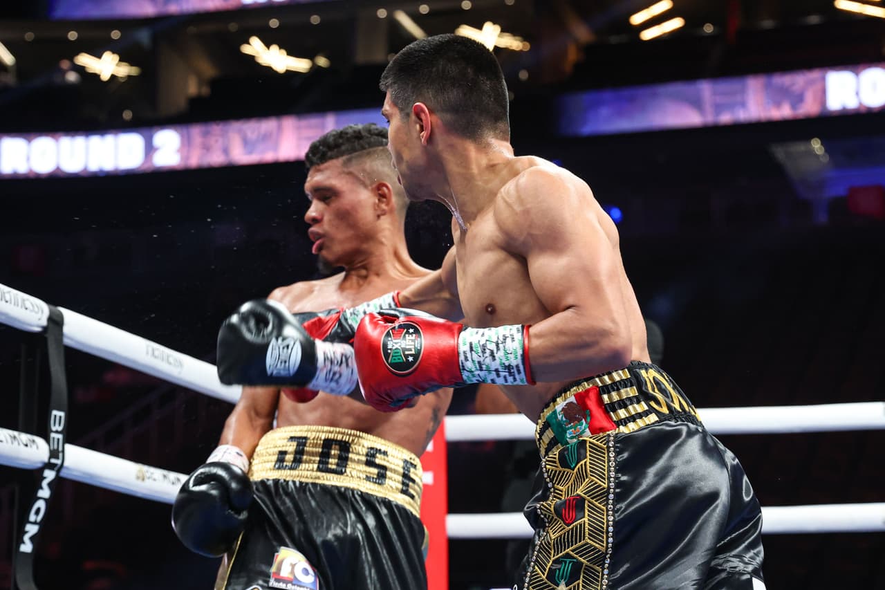 Joselito Velázquez cerró la cartelera preliminar con un tremendo KO sobre el colombiano José Soto para mantener el invicto y alzar la mano para una oportunidad por un título mundial.