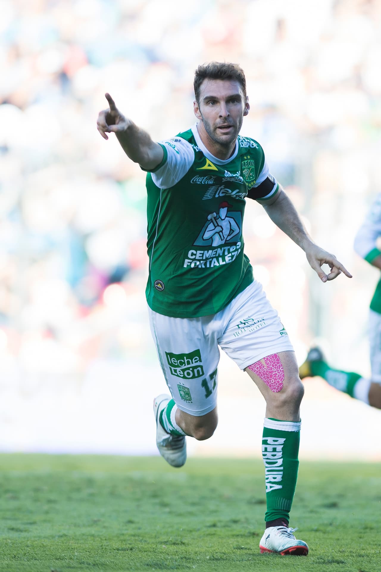 Un gran partido de Elías Hernández y el olfato goleador de Mauro Boselli le dieron al León un importantísimo triunfo en su visita a Querétaro.