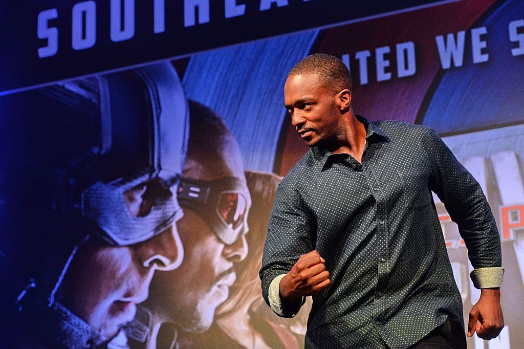 Eso quedó plasmado al final de la película, cuando le entrega el escudo al personaje encarnado por Anthony Mackie, Falcon, como gesto de ‘pasar la antorcha’.