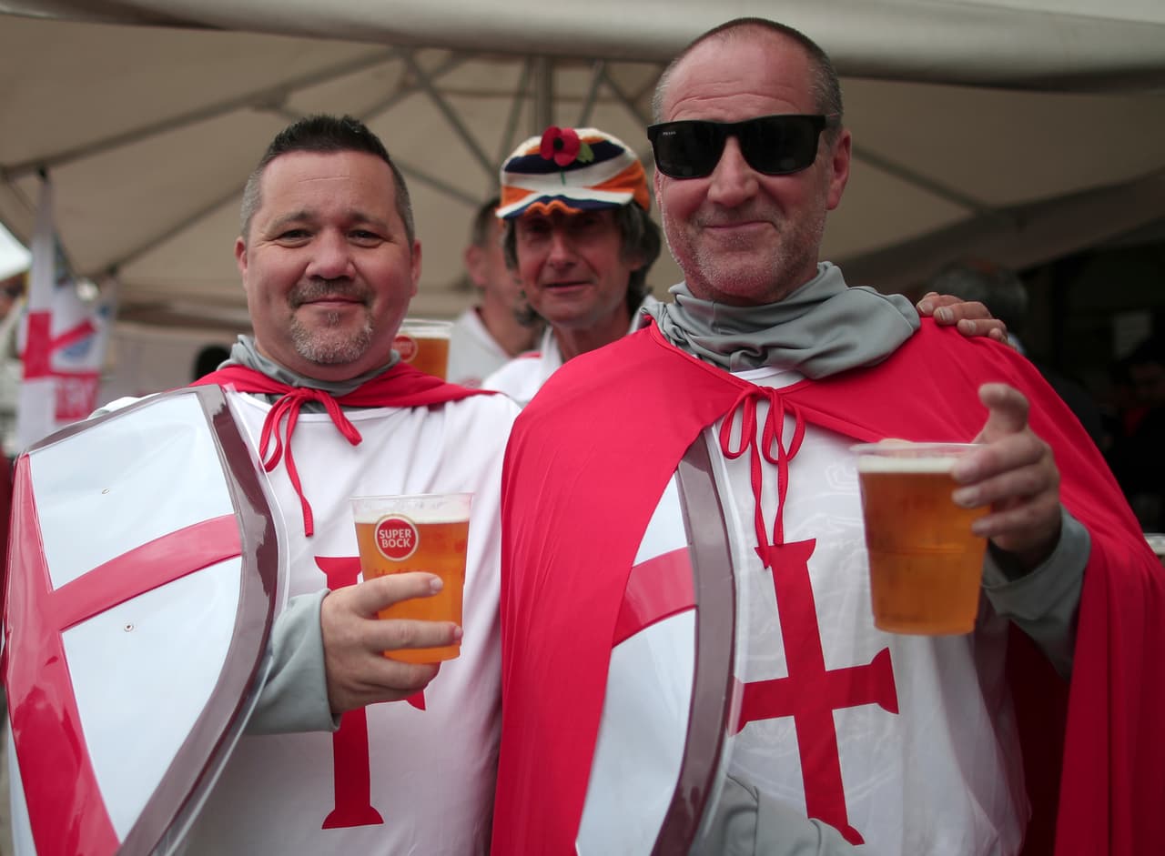 Guimaraes (Portugal) recibió este jueves la segunda Semifinal de la UEFA Nations League bajo una intensa lluvia durante la previa. A pesar del mal clima, los aficionados de Inglaterra y Holanda disfrutaron de un gran ambiente a pesar de que solo unos celebrarán el paso a la Final ante Portugal.
