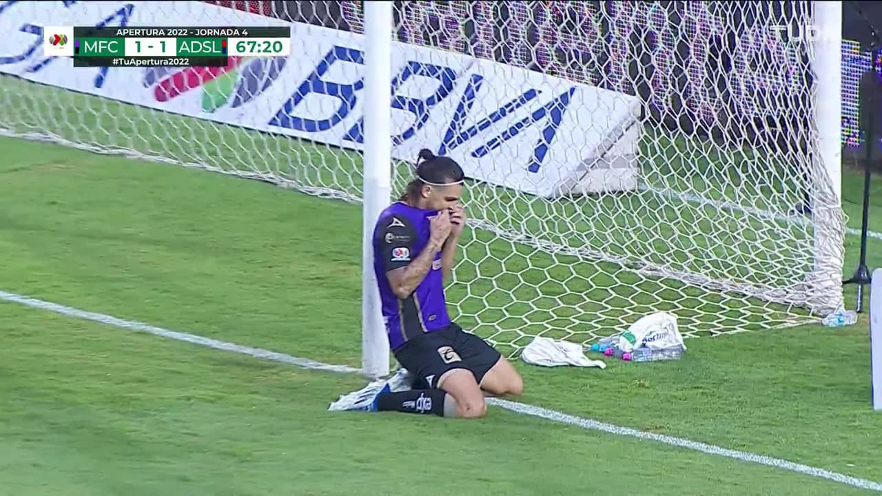 ¡TIRO ATAJADO! disparo por Abel Hernández.