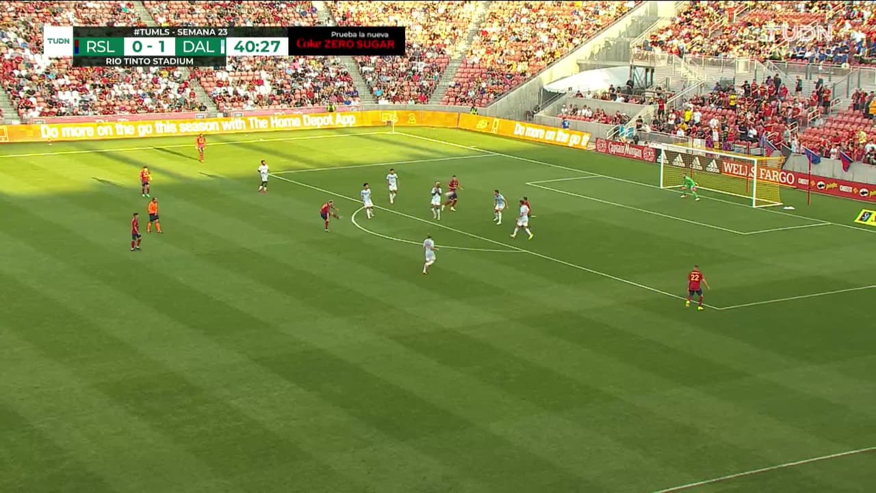 ¡TIRO ATAJADO! disparo por Albert Rusnák.