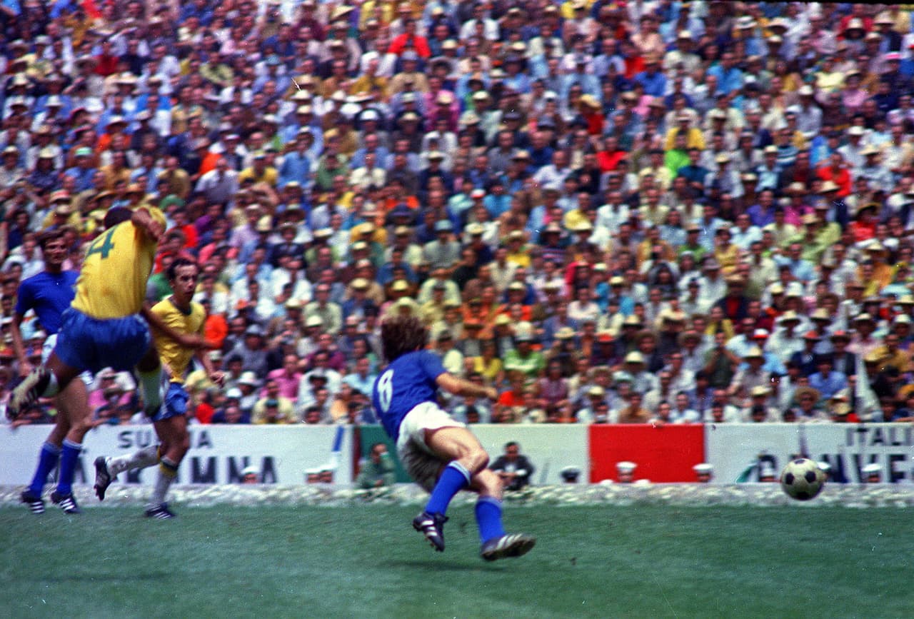 El último gol de la Final fue un bombazo de Carlos Alberto (izquierda) para darle a Brasil el tricampeonato Mundial en el 4-1 sobre Italia el 21 de junio de 1970.