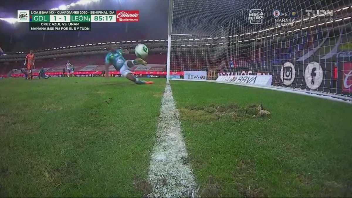 Dos salvadas sobre la raya que pudieron cambiar el Chivas-León