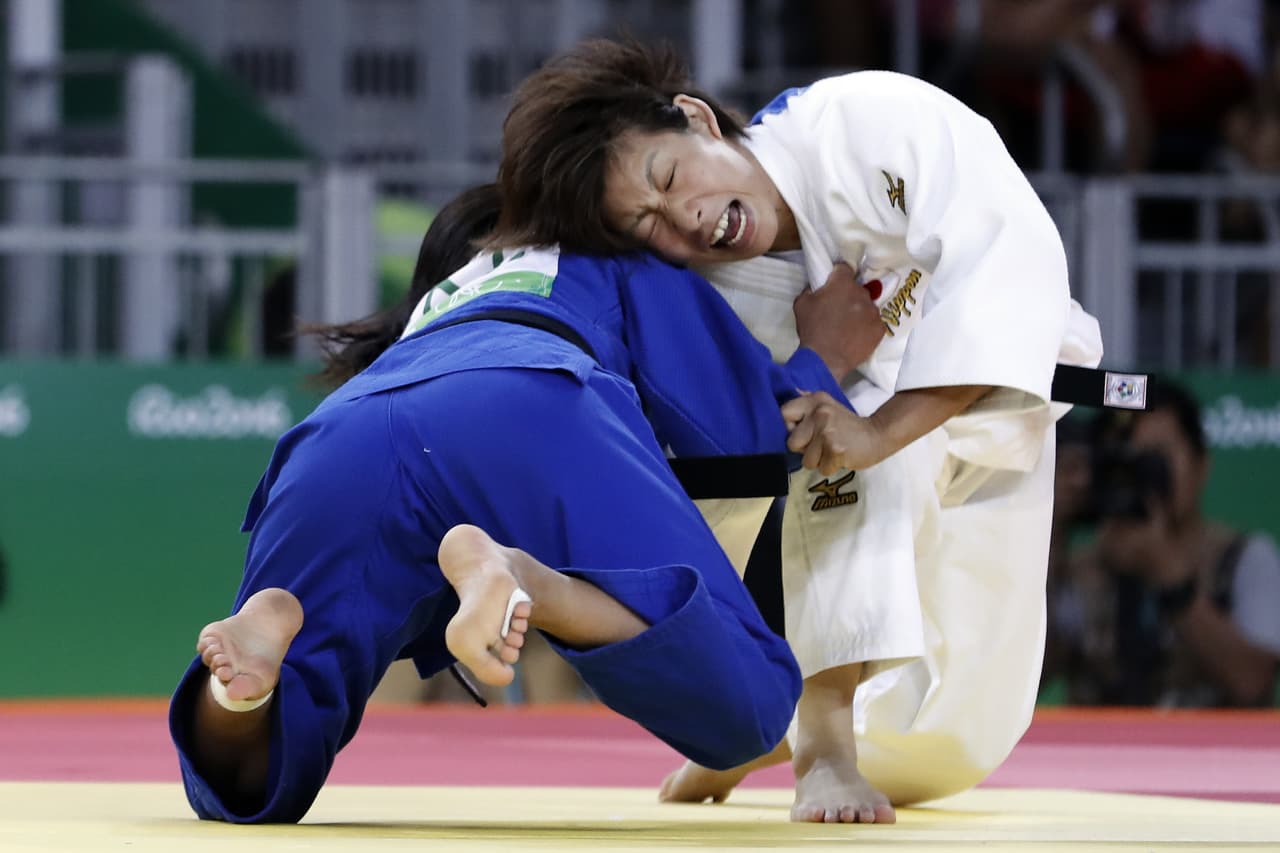 Ami Kondo (Japón) lucha contra Otgontsetseg Galbadrakh (Kazajistán) durante el torneo de Judo femenino en la categoría de 48 kilogramos. 
<br>