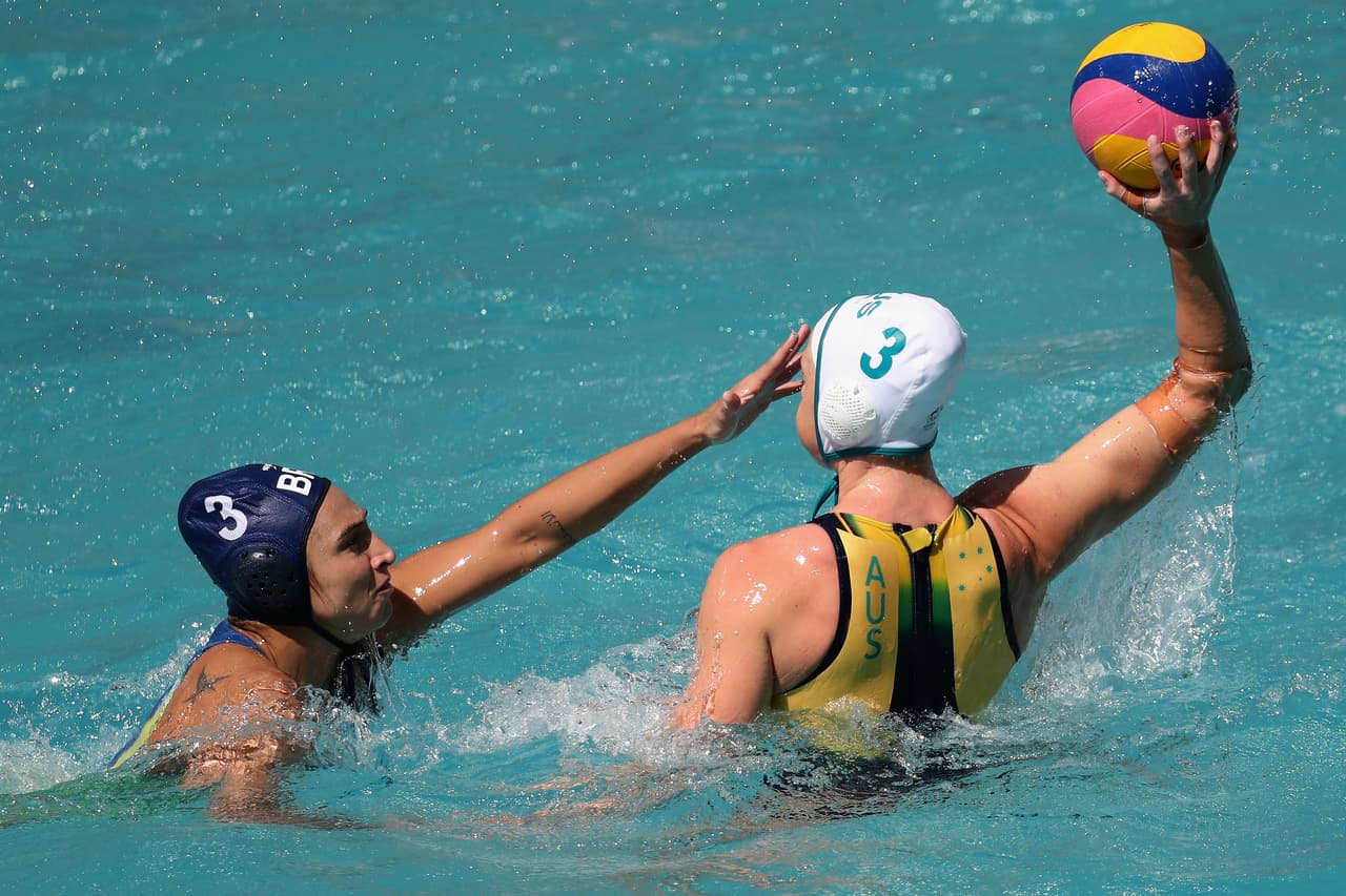 En el waterpolo, claramente la táctica es taparle los ojos a la rival, finalmente si no puede ver, poco podrá hacer.
