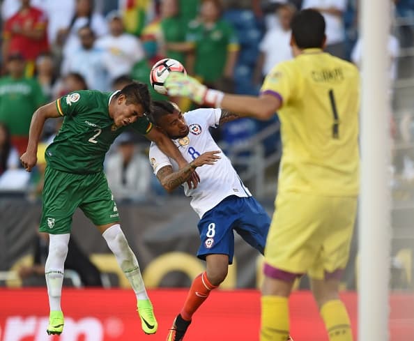 Carlos Lampe, arquero de Bolivia, fue de lo mejor de su equipo ante Chile.