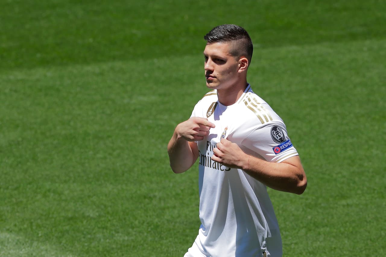 <b>5- Luka Jovic.</b>
<br>
<br>60 millones de euros fueron suficientes para que el Real Madrid se llevara al delantero revelación de la Bundesliga con el Eintracht Frankfurt. Jovic llega para competirle a Karim Benzema y ayudar a los Merengues a culminar con la escases de gol; además, con 21 años, luce un futuro prometedor.
<br>