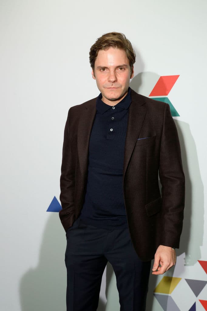 Narra la rivalidad que mantuvieron dos grandes pilotos de Fórmula 1, el británico James Hunt y el austriaco Niki Lauda, sobre todo en 1976, año en el que Lauda sufrió un gravísimo accidente que casi le costó la vida.
<br>