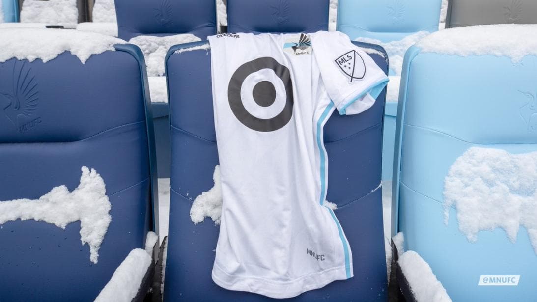 Blanca con detalles en celeste, la segunda piel del club que estrenará estadio este año. (Minnesota United FC)