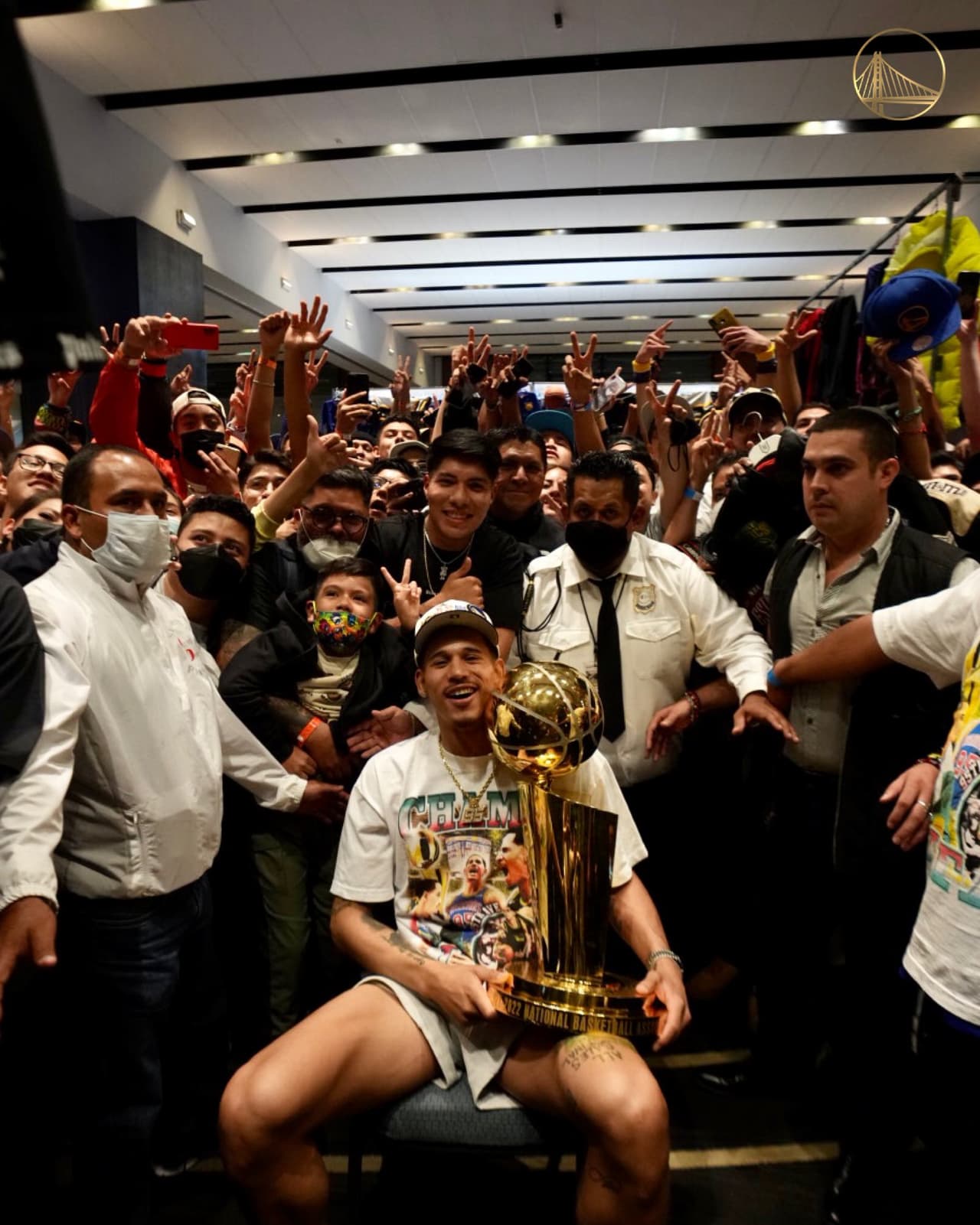 Otra de las paradas de Juan Toscano fue la Ciudad de México, donde participó en una firma de autógrafos en la que además convivió con decenas de aficionados al baloncesto de la NBA y a los Golden State Warriors.