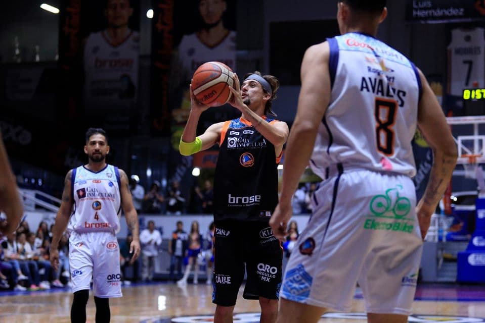 Los asistentes se divirtieron y apoyaron a personas de escasos recursos donando una cobija para combatir el frío de la época. El encuentro de básquetbol fue para Libertadores 46-22 y el de futbol para Gallos 10-5.