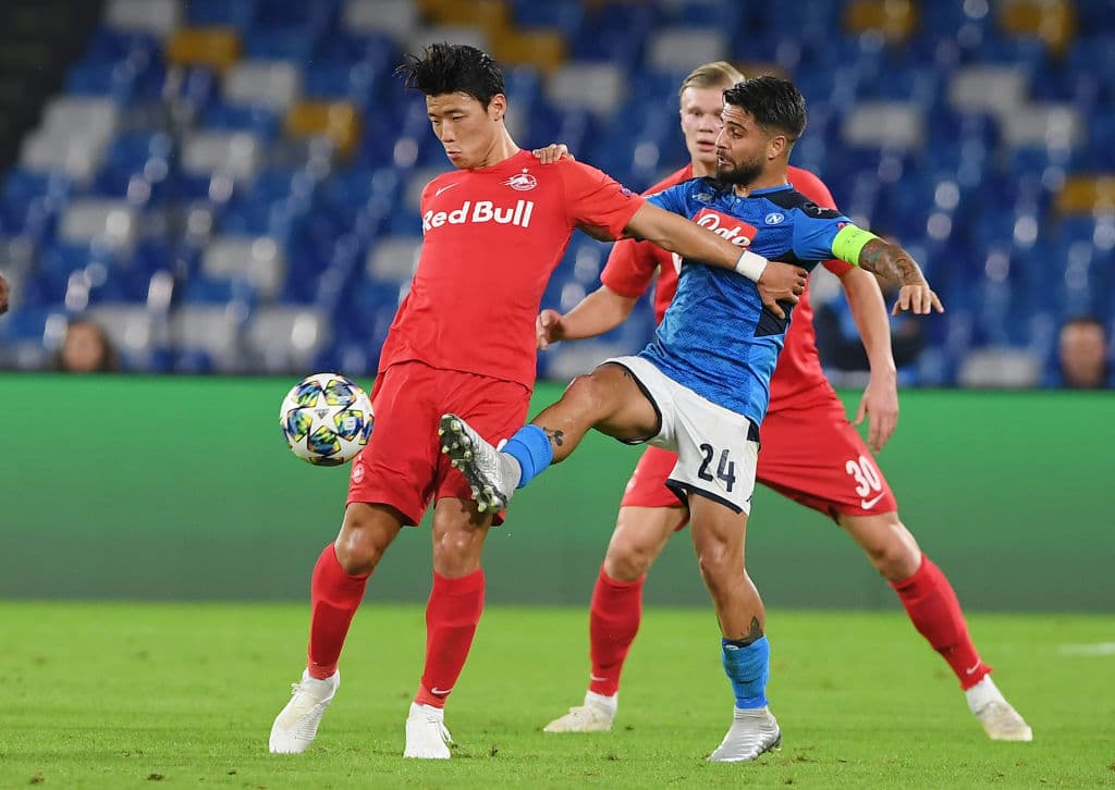 El atacante Lorenzo Insigne intenta robarle el balón a Hee-Chan Hwang quien termina por perderlo tras el punterazo del italiano.