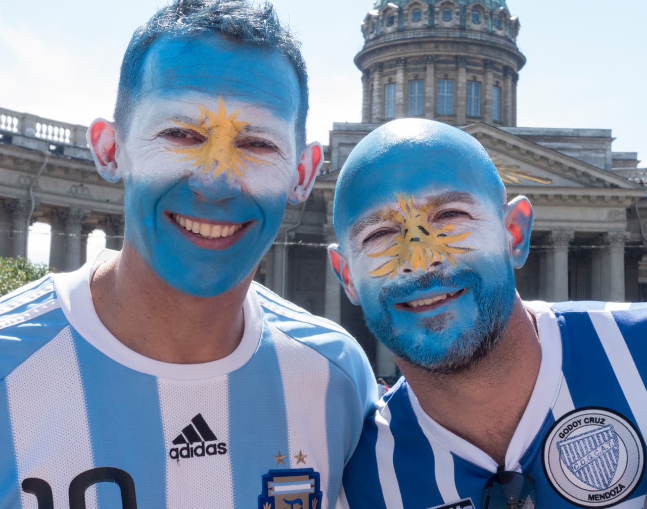 Los fanáticos de Argentina inundan de pasión el partido contra Nigeria en un encuentro de alegría y colorido en el tercer y definitivo partido del grupo D del Mundial Rusia 2018.
