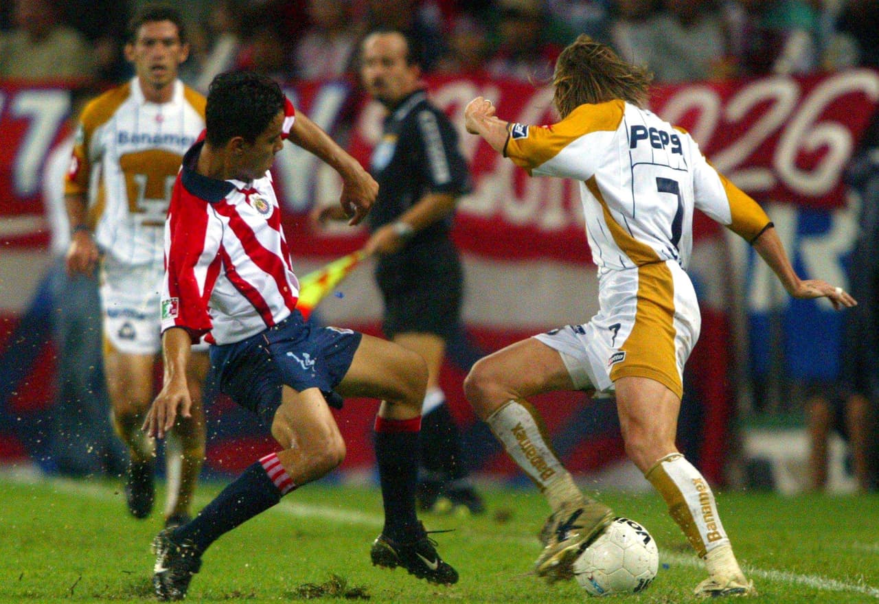 Pumas se adelantó con gol de 'Parejita' López, pero Glower marcó como penal favorable a Chivas una falta cometida claramente fuera del área universitaria.