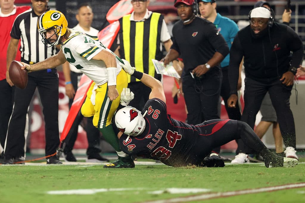 La experiencia le gana a la juventud y Aaron Rodgers comanda la victoria 24-21 sobre los Arizona Cardinals.